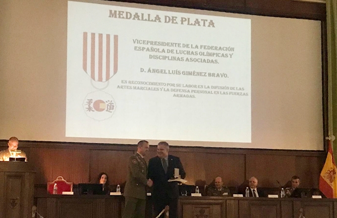 Medalla de Plata para el Presidente FML